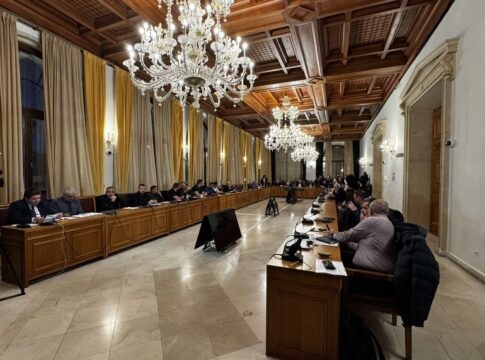 Τα “καρφιά” στο δημοτικό συμβούλιο και η… ουρά του Αντιδημάρχου