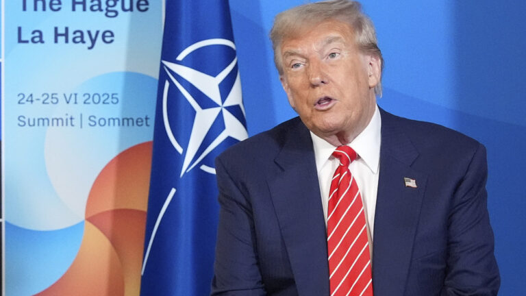 Τα μάζεψε ο Τραμπ: Χαιρέτισε τους «πολύ γενναίους» Βρετανούς στρατιώτες που είναι πάντα στο πλευρό των ΗΠΑ