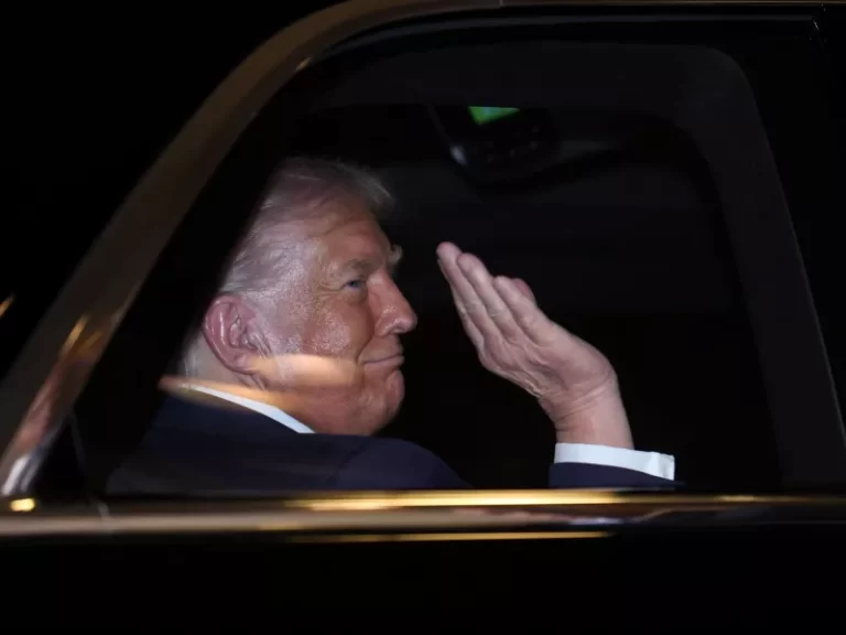 Ντόναλντ Τραμπ στο αυτοκίνητο