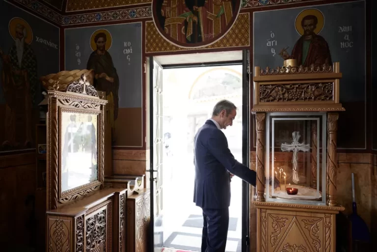 Θεοφάνια 2026: Με λαμπρότητα οι εορτασμοί σε όλη τη χώρα – Πιστοί βούτηξαν στα παγωμένα νερά (video-φωτό)