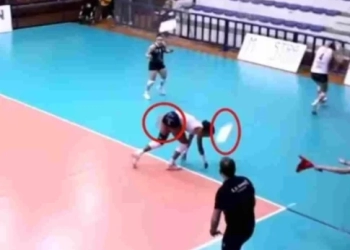 Θεσσαλονίκη: Απίστευτο περιστατικό σε αγώνα βόλεϊ – Η στιγμή που κομμάτια από το ταβάνι πέφτουν πάνω σε παίκτρια