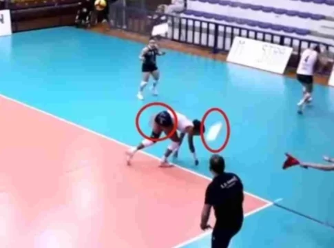 Θεσσαλονίκη: Απίστευτο περιστατικό σε αγώνα βόλεϊ – Η στιγμή που κομμάτια από το ταβάνι πέφτουν πάνω σε παίκτρια