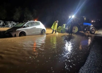 Θυελλώδεις άνεμοι στην Εύβοια, χιόνια και περιορισμοί στη Στερεά Ελλάδα