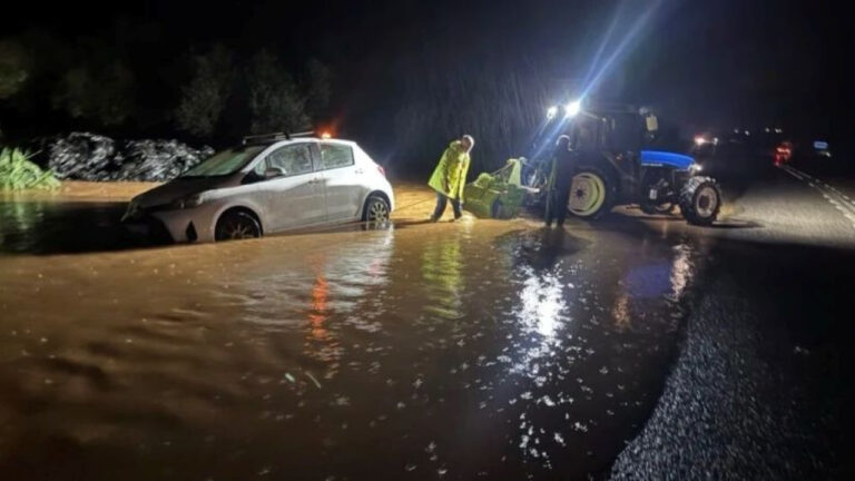 Θυελλώδεις άνεμοι στην Εύβοια, χιόνια και περιορισμοί στη Στερεά Ελλάδα