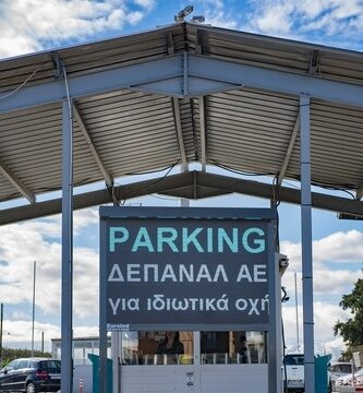 Τι απαντά ο Πρόεδρος της ΔΕΠΑΝΑΛ για το γεμάτο πάρκινγκ στο αεροδρόμιο