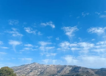 Τι είναι τα παράξενα σύννεφα virga που εμφανίστηκαν στον ουρανό της Αττικής