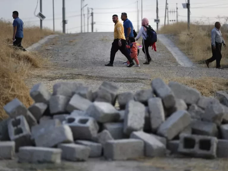 Κούρδοι πρόσφυγες πεζοί
