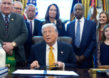 Τραμπ: «Μου είπαν ότι σταμάτησαν οι σκοτωμοί στο Ιράν» - Προετοιμάζεται για χτύπημα και απειλεί η Τεχεράνη