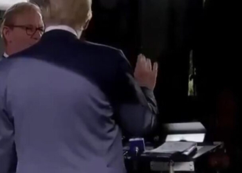 Τραμπ: «Θέλω να με βλέπουν σαν τον Κιμ Γιονγκ Ουν» - Βίντεο από ανεπίσημη συνομιλία