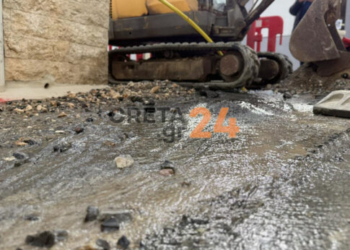 Τρέχει, τρέχει το νερό σε γειτονιά του Ηρακλείου