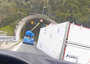 Τροχαίο ατύχημα στην Περιμετρική Πατρών – Νταλίκα «δίπλωσε» πριν τη σήραγγα «Βούντενης»