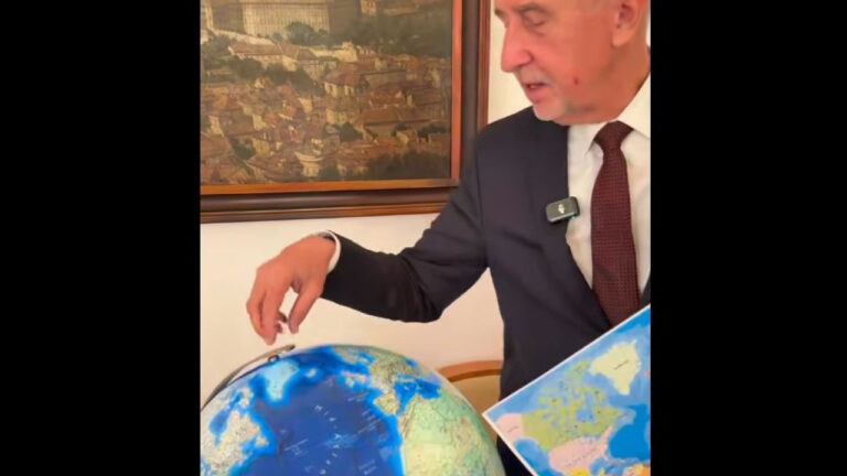 Τσεχία: Viral ο Μπάμπις - Aγόρασε υδρόγειο για να δει που βρίσκεται η... Γροιλανδία