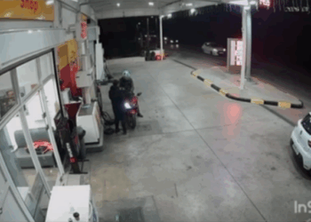 Τζαμπατζής οδηγός έβαλε 50 ευρώ πετρέλαιο και έγινε «καπνός» - Δείτε βίντεο