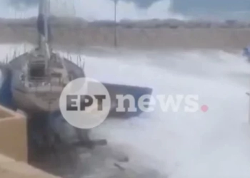 Βίντεο από τη Γαύδο: Η στιγμή που τα κύματα «σήκωσαν» ιστιοπλοϊκό