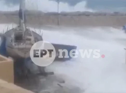 Βίντεο από τη Γαύδο: Η στιγμή που τα κύματα «σήκωσαν» ιστιοπλοϊκό