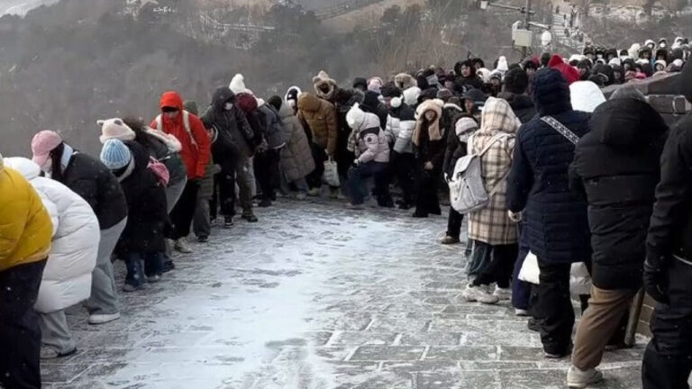 Viral video: Χιλιάδες τουρίστες «αγκομαχάνε» για να ανέβουν το χιονισμένο Σινικό Τείχος 