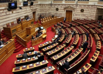 Βουλή: Αναβάλλει την ημερίδα για το Δημογραφικό, λόγω πένθους για την τραγωδία στα Τρίκαλα