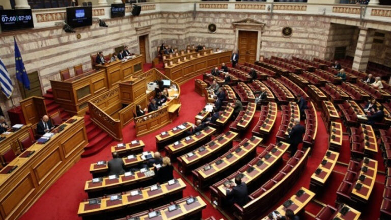 Βουλή: Αναβάλλει την ημερίδα για το Δημογραφικό, λόγω πένθους για την τραγωδία στα Τρίκαλα