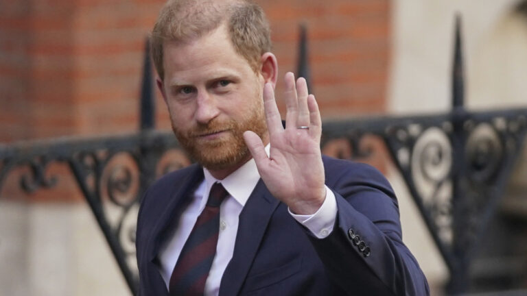 Βρετανία: Ο πρίγκιπας Χάρι κατηγόρησε τις ταμπλόιντ πως έκαναν «κόλαση» τη ζωή της Μέγκαν