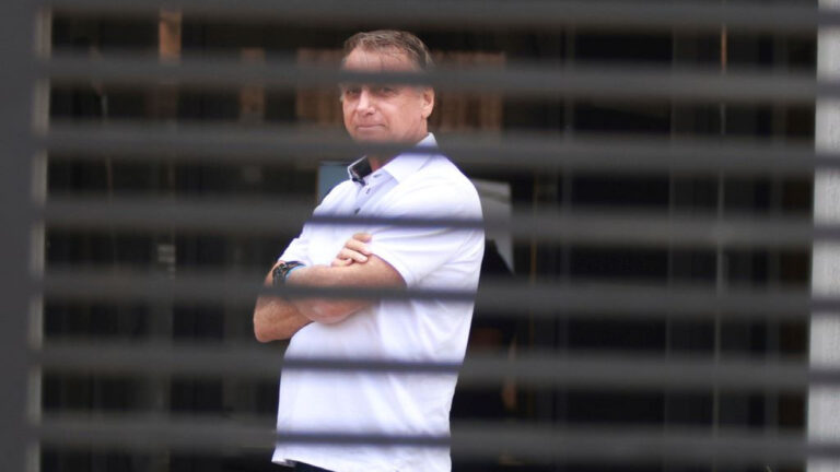 Ξανά στο νοσοκομείο ο Μπολσονάρου - Έπεσε και χτύπησε στο κεφάλι