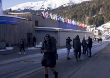 Ξεκινά το Παγκόσμιο Οικονομικό Φόρουμ στο Νταβός – Η Greenpeace διαμαρτύρεται για τα ιδιωτικά τζετ 