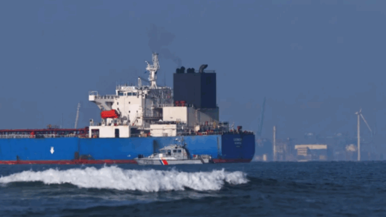 Υπό κράτηση στη Γαλλία ο καπετάνιος ύποπτου ρωσικού «σκιώδους» δεξαμενόπλοιου