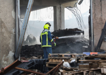 Υπό μερικό έλεγχο η πυρκαγιά σε εργοστάσιο πλαστικών στο Μενίδι