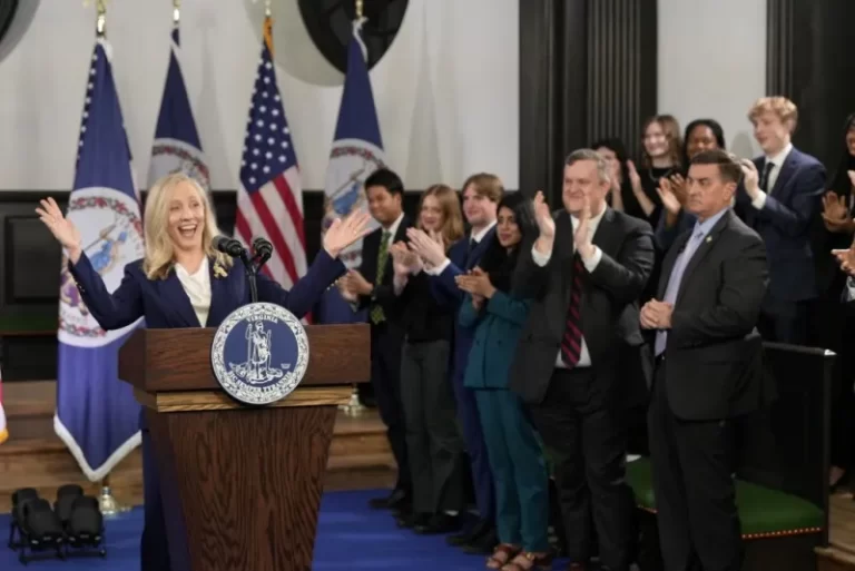 Άμπιγκεϊλ Σπάνμπεργκερ: Το ανερχόμενο αστέρι των Δημοκρατικών, που απάντησε στην ομιλία του Τραμπ