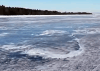 Ακραίο ψύχος στην Ευρώπη: Εντυπωσιακές εικόνες από τον παγωμένο ποταμό Βιστούλα που πλέον... περπατιέται- Δείτε βίντεο