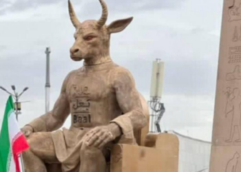 Αλλόκοτες εικόνες στο Ιράν: Έκαψαν μεγάλο άγαλμα του Βάαλ - Ποιοι οι λόγοι - Δείτε βίντεο