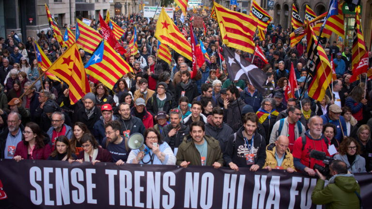 Αναστέλλουν τις κινητοποιήσεις τους οι εργαζόμενοι στον σιδηρόδρομοο της Ισπανίας μετά τη συμφωνία για νέα μέτρα ασφαλείας