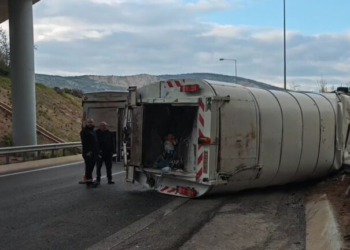 Ανατροπή απορριμματοφόρου στην Περιφερειακή Αιγάλεω - Ελαφρά τραυματίας ο οδηγός
