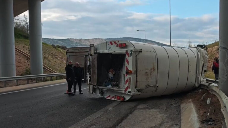 Ανατροπή απορριμματοφόρου στην Περιφερειακή Αιγάλεω - Ελαφρά τραυματίας ο οδηγός