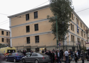 Απόδραση κρατουμένου από τα δικαστήρια της Ευέλπιδων - Τα πρώτα πλάνα, με τους αστυνομικούς να τρέχουν