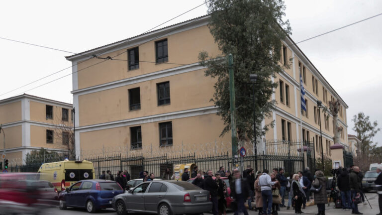 Απόδραση κρατουμένου από τα δικαστήρια της Ευέλπιδων - Τα πρώτα πλάνα, με τους αστυνομικούς να τρέχουν