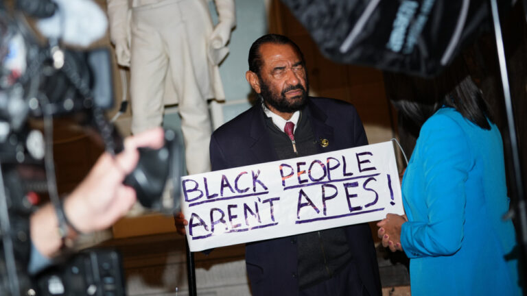 Αποβλήθηκε από το Κογκρέσο βουλευτής όταν άνοιξε πανό που έγραφε «Οι μαύροι δεν είναι πίθηκοι»