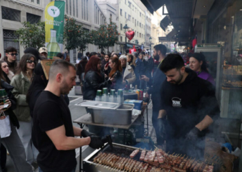 Άρχισε το «τσίκνισμα» στη Θεσσαλονίκη: Σουβλάκια, χορός και μουσική στο κέντρο – Βίντεο