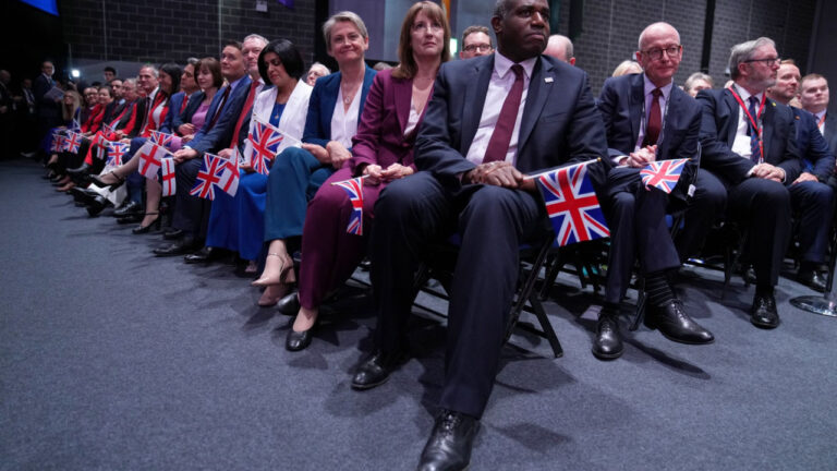 «Ασέβεια» από τους Εργατικούς στη Βρετανία: Δεν χρησιμοποιούν την ονομασία «Κυβέρνηση της Αυτού Μεγαλειότητας»