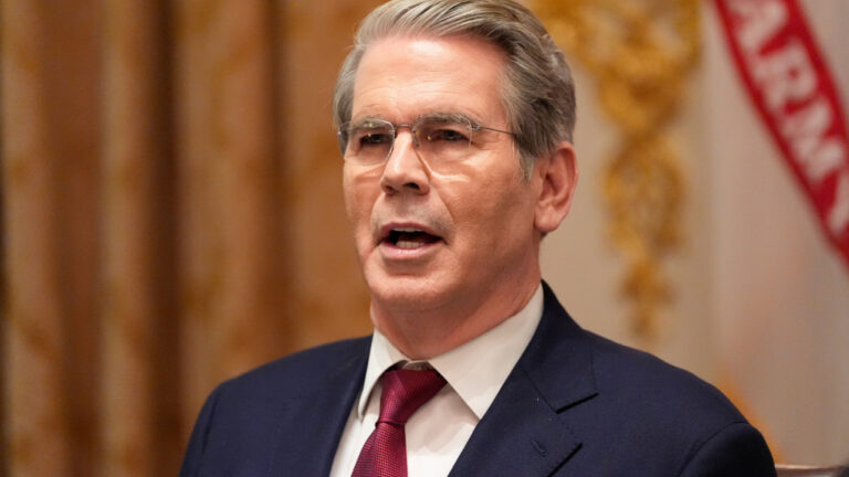 Μπέσεντ: Ο Πούτιν είναι εγκληματίας πολέμου - Εξετάζονται κυρώσεις στον ρωσικό «σκιώδη» στόλο