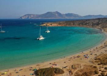 «Μπλόκο» Πιερρακάκη σε καντίνες και ξαπλώστρες στα Κουφονήσια