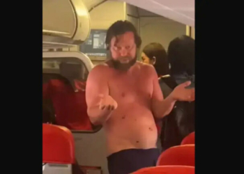 Χαμός σε πτήση προς Μπανγκόγκ: Επιβάτης έμεινε γυμνός και προκάλεσε αναστάτωση - Δείτε βίντεο