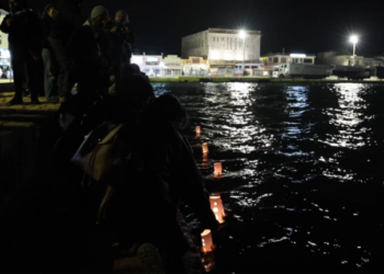 Χίος: Φαναράκια στη θάλασσα στη μνήμη των θυμάτων - «Γέμισε η Μεσόγειος κορμιά μεταναστών» φώναζαν διαδηλωτές