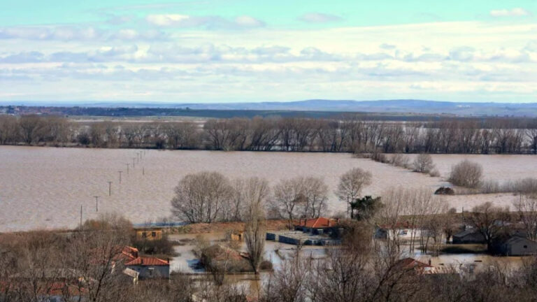 Δήμος Σουφλίου: Σε κατάσταση αυξημένου συναγερμού - Έσπασε το ανάχωμα στην Κορνοφωλιά