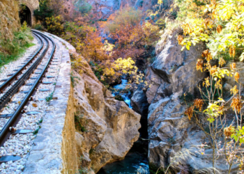 Δύο αμαξοστοιχίες της Hellenic Train ακινητοποιήθηκαν στον Οδοντωτό – Ταλαιπωρία για 77 επιβάτες