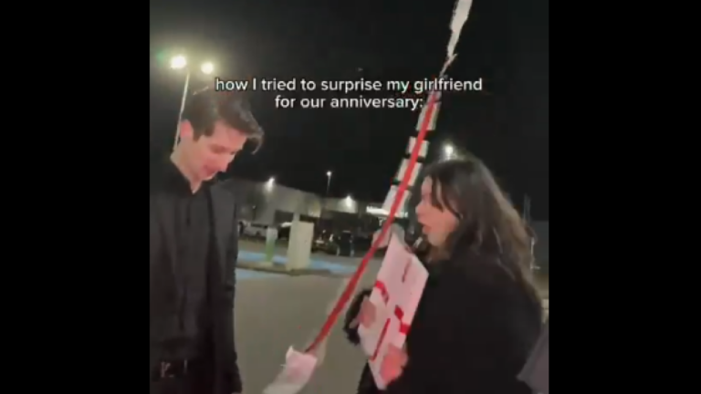 Δυο χιλιάδες δολάρια έκαναν φτερά: Έκανε έκπληξη στην αγαπημένη του, αλλά... έφυγαν τα μπαλόνια - Βίντεο