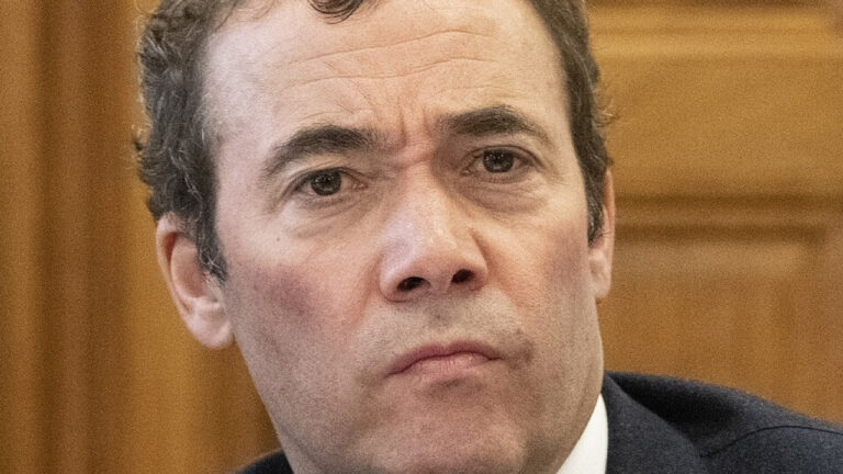 «Δύσκολες αποφάσεις»: Ο CEO της Washington Post Γουίλιαμ Λιούις αποχωρεί μετά τις μαζικές απολύσεις