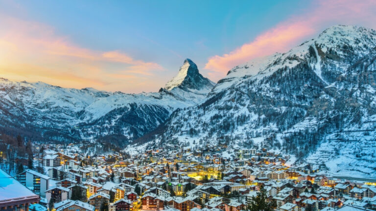 Eκκενώνονται χωριά στις Άλπεις - Tουρίστες κλήθηκαν να απομακρυνθούν λόγω της σφοδρής χιονόπτωσης