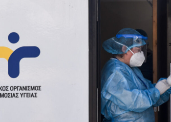 ΕΟΔΥ: Επτά θάνατοι από COVID-19 και εννέα από γρίπη την περασμένη εβδομάδα
