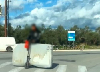 «Επικίνδυνη αποστολή» στα Χανιά: Φόρτωσε στρώμα πάνω σε πατίνι - Δείτε βίντεο
