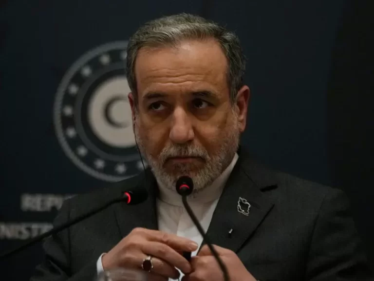 Αμπάς Αραγτσί σε ομιλία